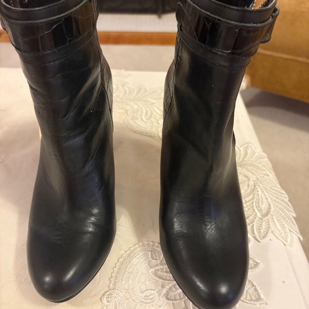 Ann Taylor size 6.5 black leather above ankle boots
